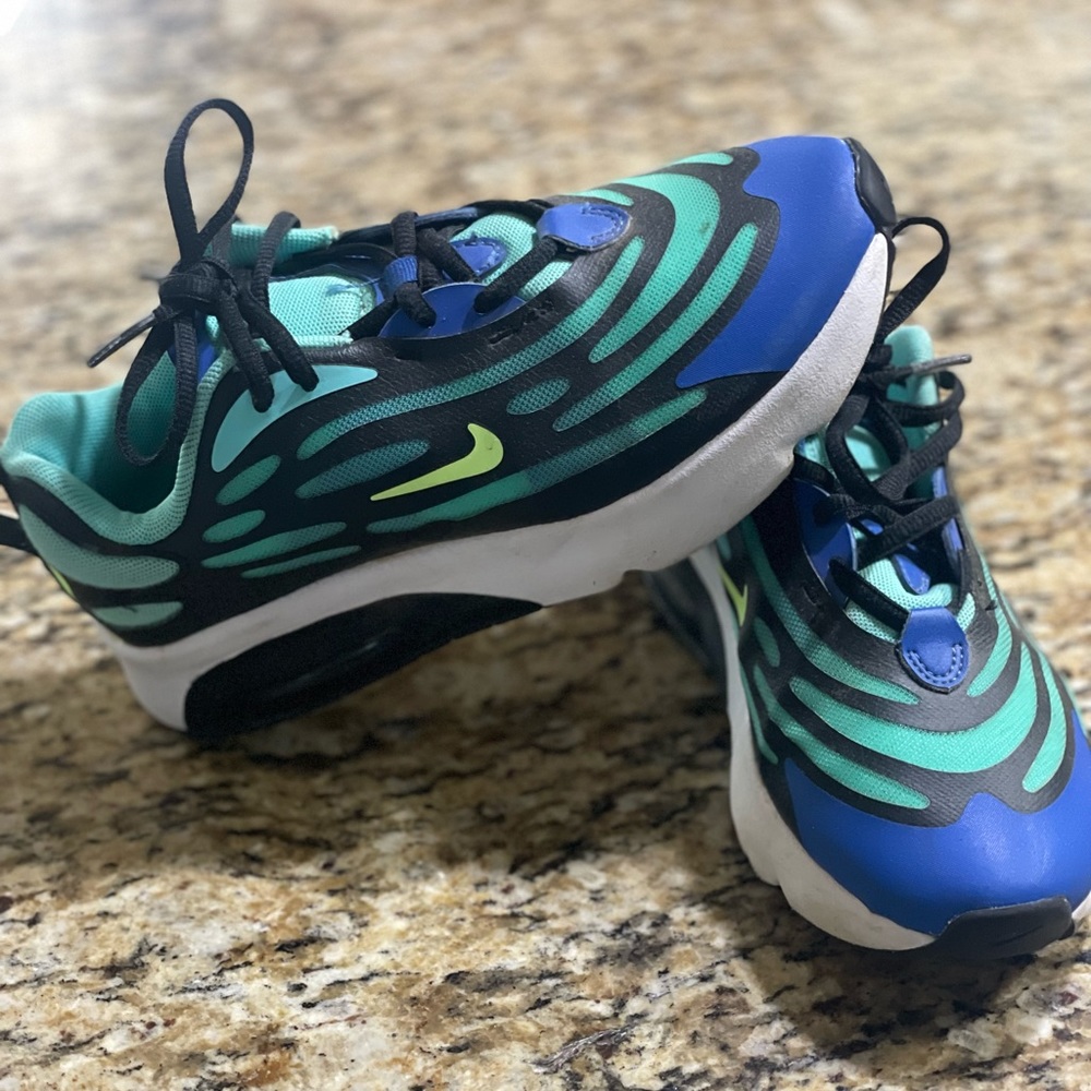 Boys size 2Y Nike sneakers